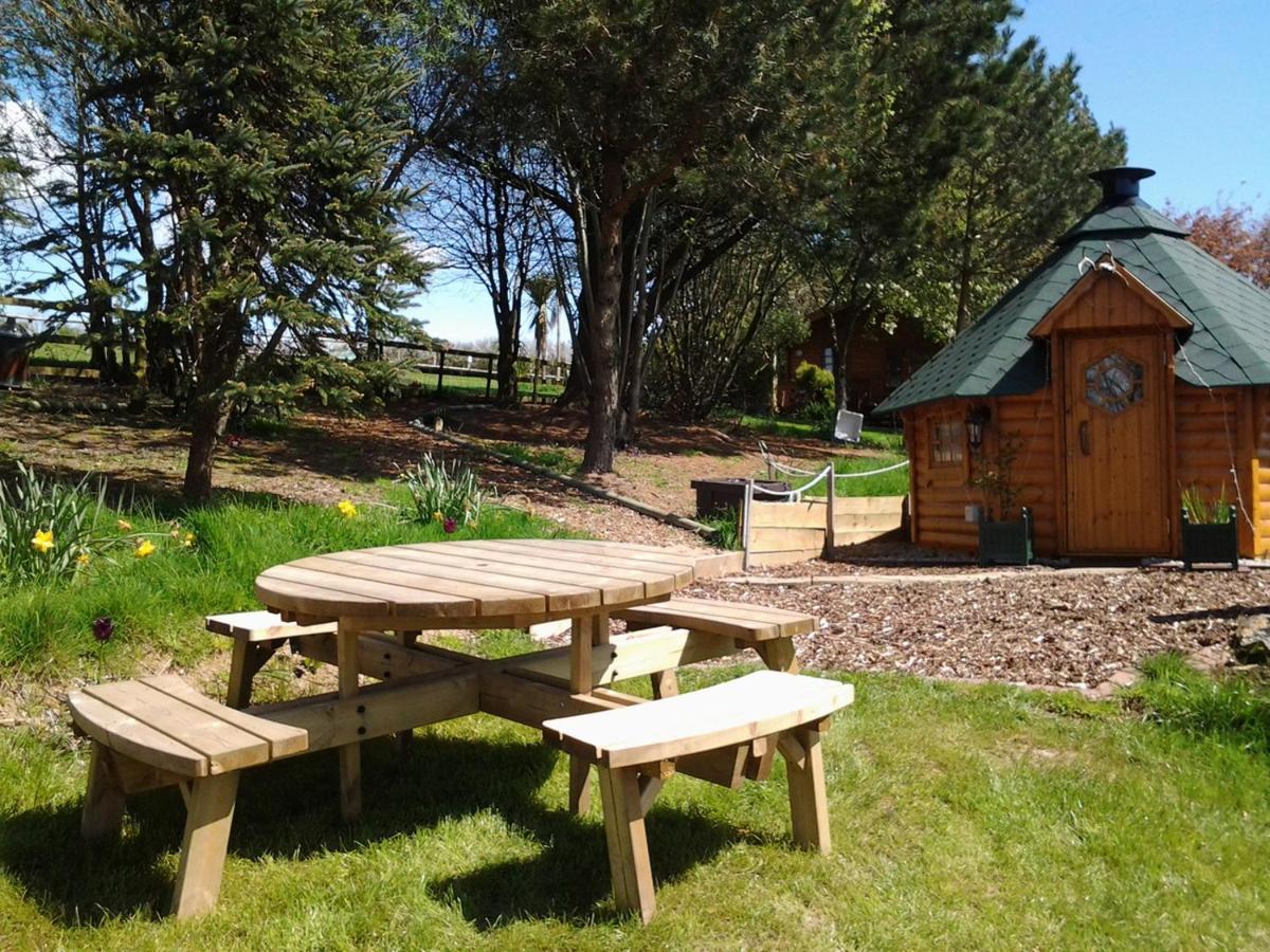 Tudor Lodge With Pool & Bbq Cabin Liskeard Esterno foto