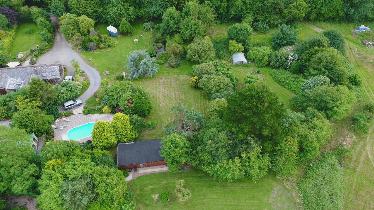 Tudor Lodge With Pool & Bbq Cabin Liskeard Esterno foto