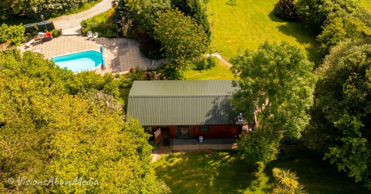 Tudor Lodge With Pool & Bbq Cabin Liskeard Esterno foto